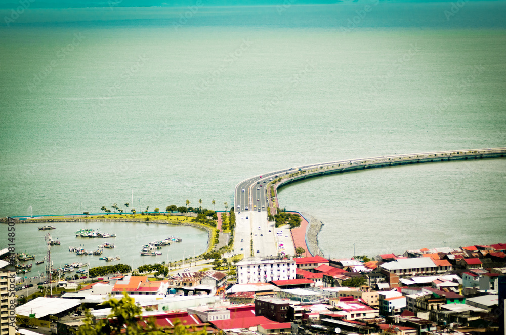 Entrada a viaducto marino de la ciudad de Panamá.