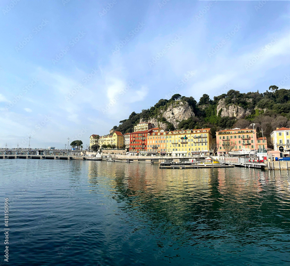Immeubles colorés en bord de mer dans le port Lympia de Nice sur la Côte d'Azur