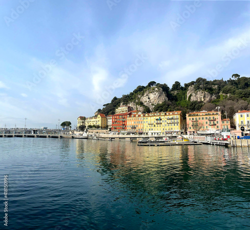 Immeubles colorés en bord de mer dans le port Lympia de Nice sur la Côte d'Azur © Bernard