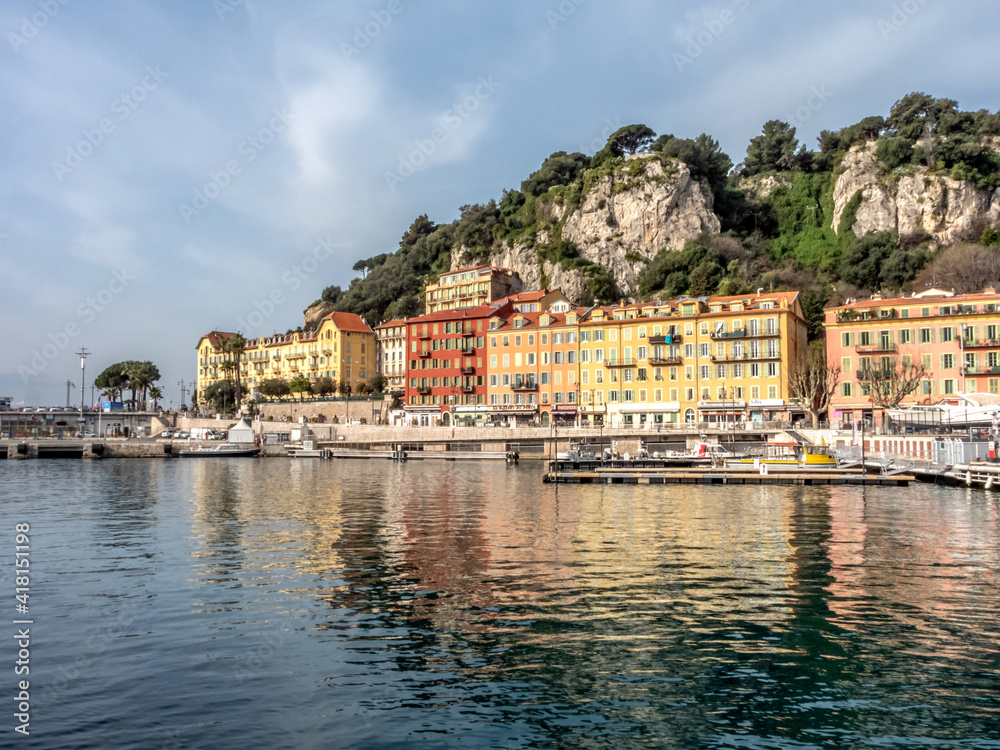 Immeubles aux couleurs chaudes en bord de mer dans le port Lympia de Nice sur la Côte d'Azur