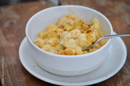cheese macaroni, macaroni with cheese topping