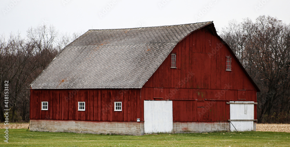 Fototapeta premium red barn in the field