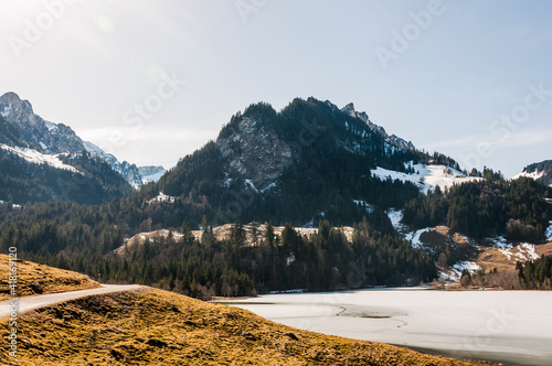 Schwarzsee, Lac Noir, Fribourg, Freiburg, Bergsee, Uferweg, Wanderweg, Kaiseregg, Schafberg, Riggisalp, Spitzflue, Winter, Wintersport, Eisfläche, Alpen, Schweiz photo