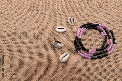 Fotografia Representative photograph of the orisha necklace Nana Buruku and snails