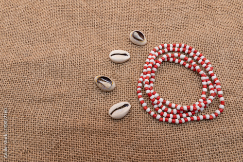 Фотография Photograph of the representative necklace of the Orisha Shango and snails