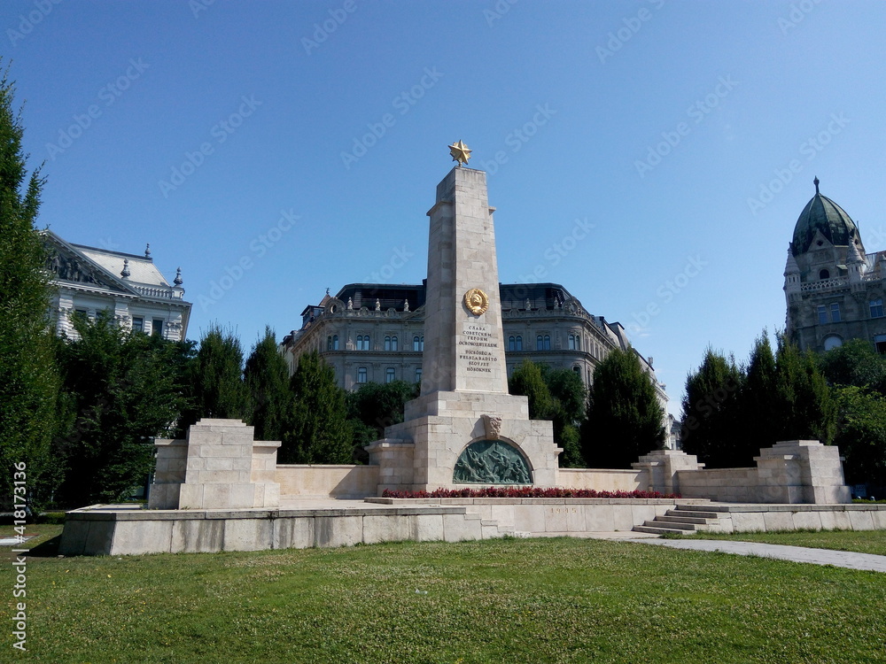 Obraz premium Memorial in the downtown street of modern big city. Scenic bright view of center in Budapest.