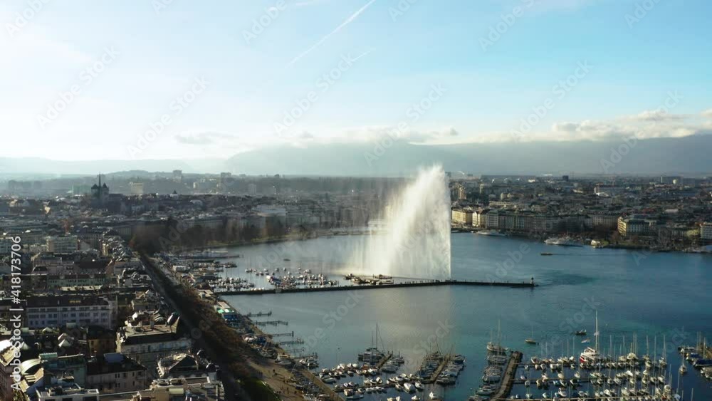 Vue aérienne de la vieille ville de Genève, Suisse 4k. Coucher de soleil sur Genève. Aerial view of Geneva town and its Jet d'Eau, Switzerland. Sunset above Geneva.