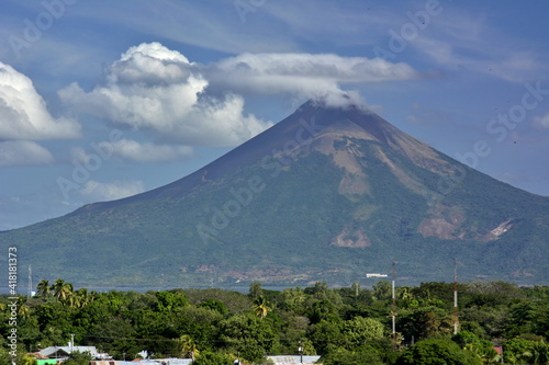 Imagen del volcán Momotombo, desde la pequeña población de Nagarote, cerca de la ciudad de Managua, al oeste de Nicaragua photo