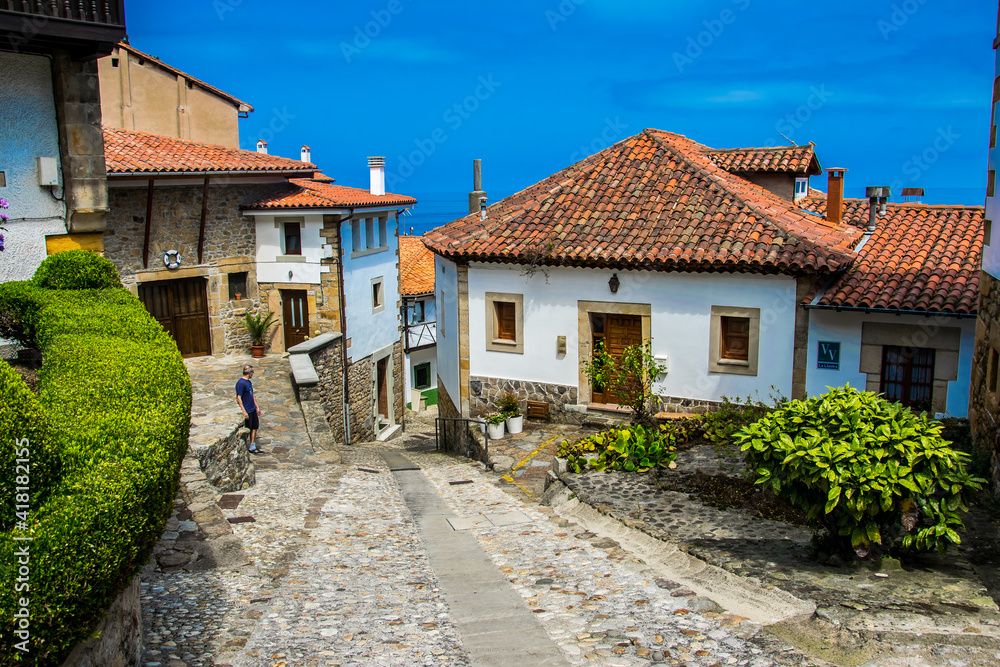 Detalles de las calles y casas de la aldea marinera de Lastres (España)
