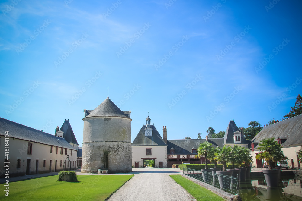 Le château de Cheverny est un château de la Loire français situé en Sologne, sur la commune de Cheverny, dans le département de Loir-et-Cher et la région Centre-Val de Loire. Haut lieu touristique.