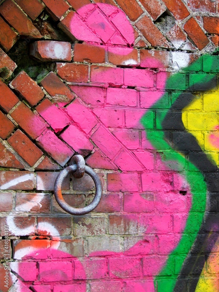 Graffiti na starym murze z okuciem. - obrazy, fototapety, plakaty 