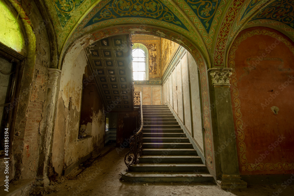 Treppenhaus und Portal in einem versunkenen Palast führt ins Licht