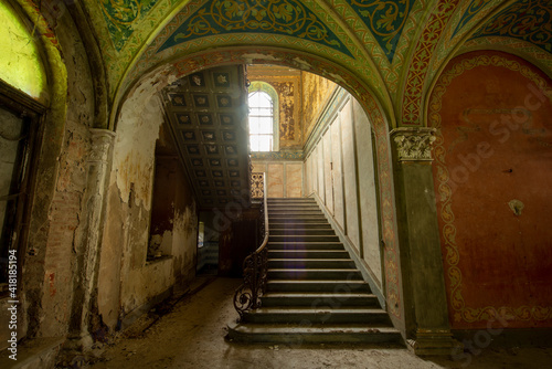 Treppenhaus und Portal in einem versunkenen Palast führt ins Licht