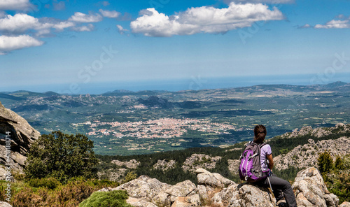 Escursionista si gode la Vista di Tempio Pausania dalle Cime del Monte Limbara, Sardegna. photo