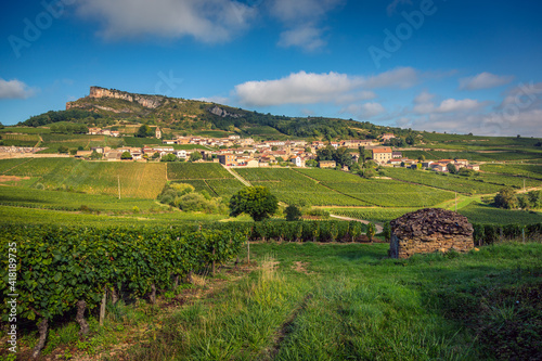 Solutré-Pouilly, la Roche, le village et les vignes