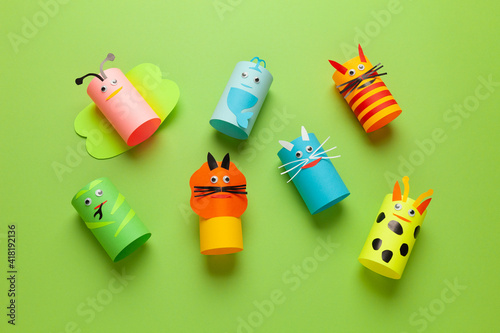 Cuadro en lienzo Homemade figures of animals from rolls of paper on green background