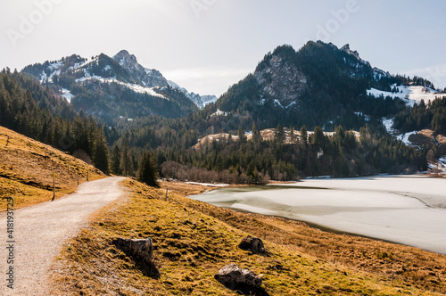 Schwarzsee, Lac Noir, Fribourg, Freiburg, Bergsee, Uferweg, Wanderweg, Kaiseregg, Schafberg, Riggisalp, Spitzflue, Winter, Wintersport, Eisfläche, Alpen, Schweiz photo