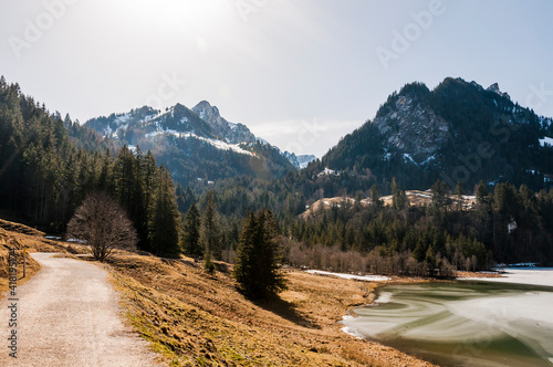 Schwarzsee, Lac Noir, Fribourg, Freiburg, Bergsee, Uferweg, Wanderweg, Kaiseregg, Schafberg, Riggisalp, Spitzflue, Winter, Wintersport, Eisfläche, Alpen, Schweiz photo