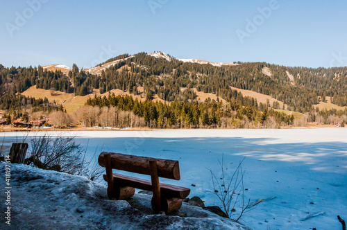 Schwarzsee, Lac Noir, Fribourg, Freiburg, Bergsee, Uferweg, Wanderweg, Holzbank, Eisfläche, Schwyberg, La Patta, Kaiseregg, Schafberg, Riggisalp, Spitzflue, Winter, Wintersport, Alpen, Schweiz photo