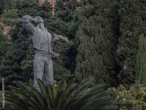 Obraz na płótnie Sculpture in the Park near the Alcazaba, Estatua del Biznaguero, Malaga, Turism, spain w salonie