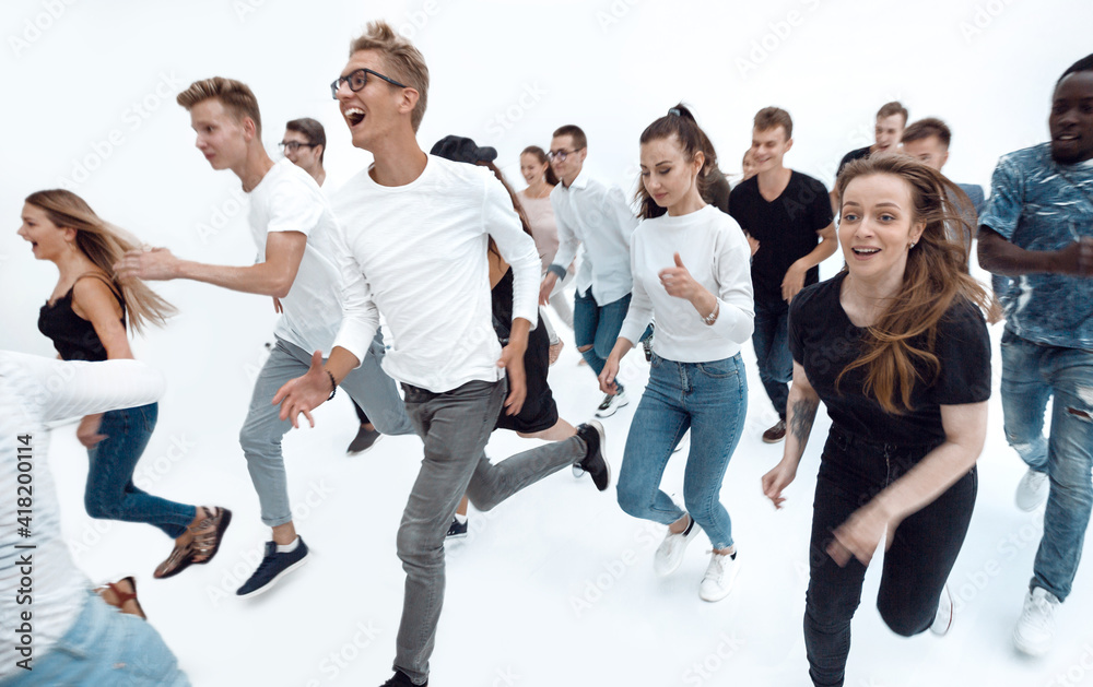 Obraz premium in full growth. a group of young people running forward