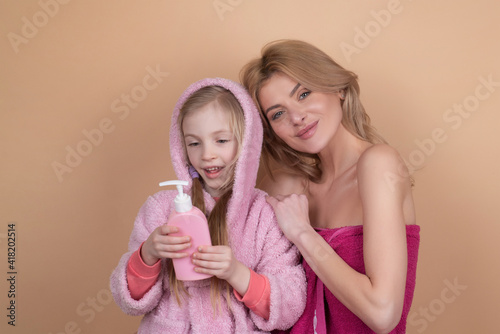 Принти на полотні Mother and daughter bath time