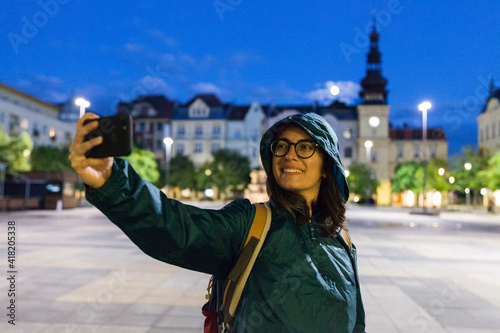 Canvas Print woman taking a selfie at city square, blue hours, ostrava city center