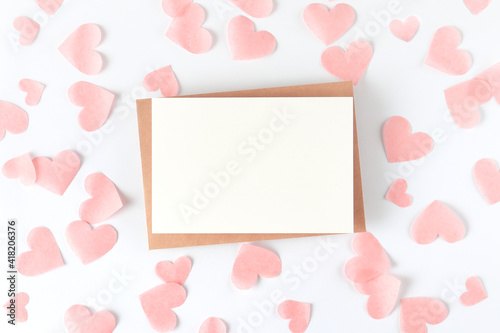 淡いピンクのハートに囲まれたカード 2 © hachiware