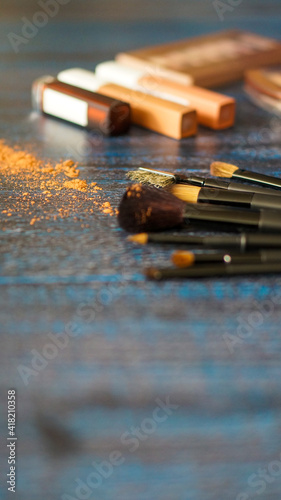 Brochas de maquillaje con polvo derramado