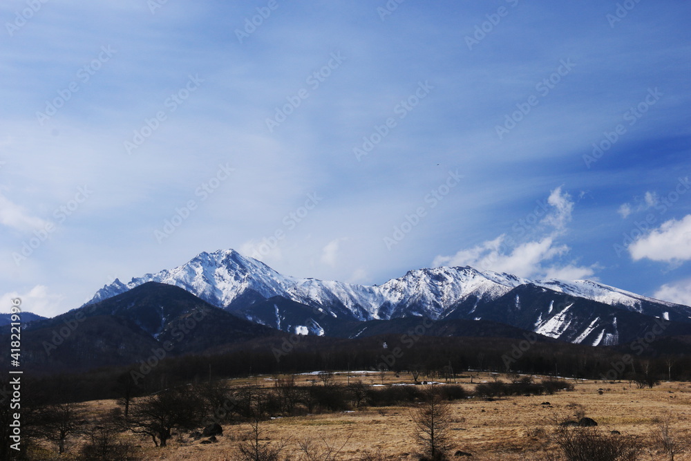 早春の山梨県北杜市 八ヶ岳牧場からの残雪の八ヶ岳 早春の山梨県北杜市 八ヶ岳牧場からの残雪の八ヶ岳