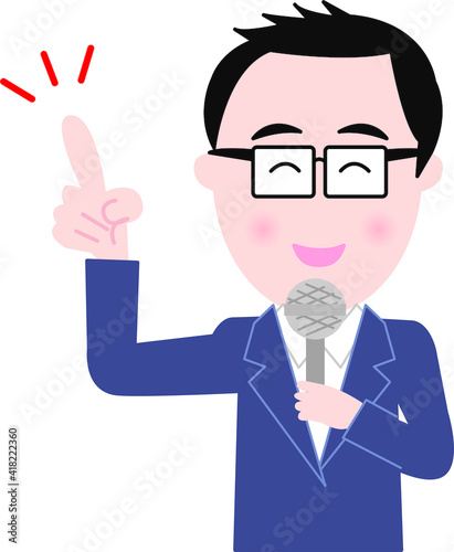 マイクでスピーチする男性