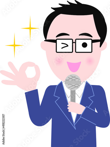 マイクでスピーチする男性