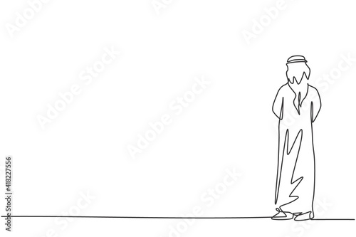 Cuadro en lienzo Continuous one line drawing of young Arab businessman thinking to discover business strategy