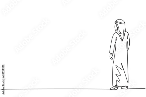 Single one line drawing of young Arabic businessman standing and looking for strategy. Success business growth strategy minimal concept. Modern continuous line draw design graphic vector illustration