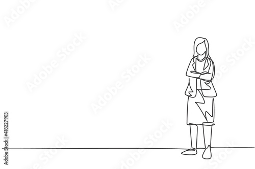 Single one line drawing of young smart businesswoman standing and cross her arms on chest. Business finance growth minimal concept. Modern continuous line draw design graphic vector illustration