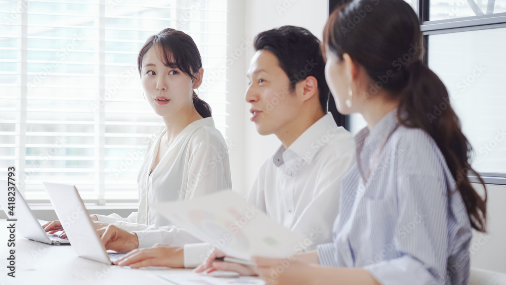会議・ミーティングをするビジネスマン