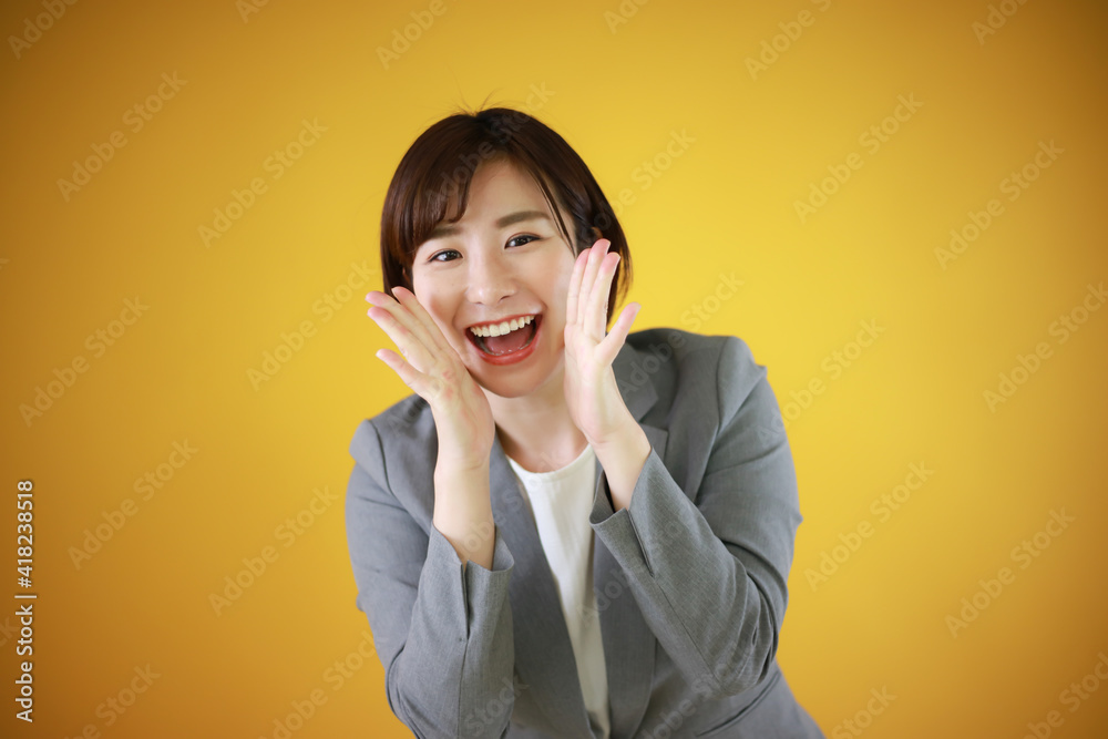 声援を送る女性社員