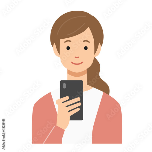 笑顔でスマホを見る若い女性