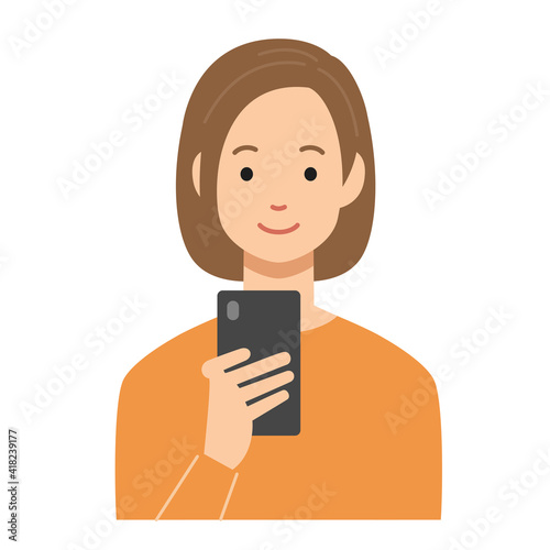 笑顔でスマホを見る若い女性