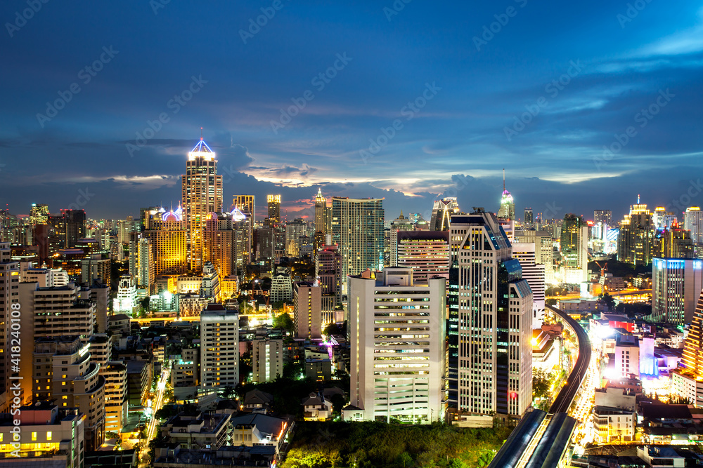 Obraz premium Bangkok Cityscape, Business district with high building at dusk