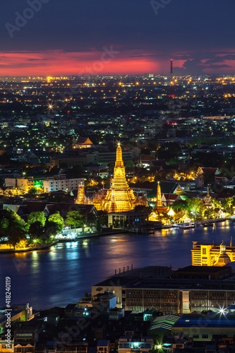 Wat Arun, The beautiful temple along the Chao Phraya river at dusk