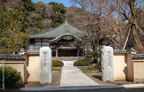 武蔵国分寺　東京都｜真言宗の寺院で、奥には国の重要文化財である薬師如来坐像が安置されている薬師堂があります photo