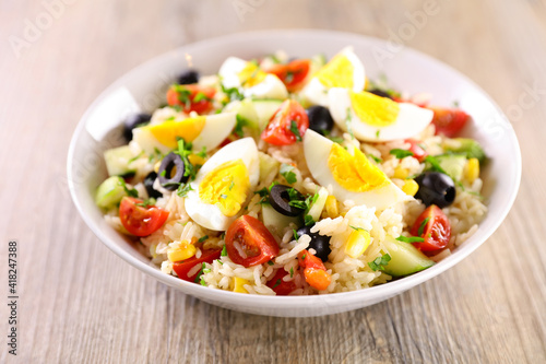 healthy vegetable salad with egg
