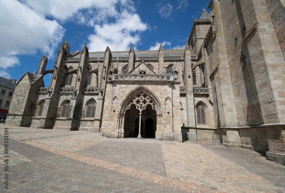 Tréguier dans les côtes d'Armor en Bretagne, sa cathédrale, son cloître.	