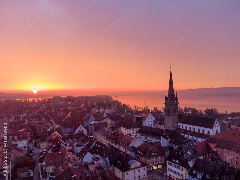 Die Stadt Radolfzell am Bodensee bei Sonnenaufgang