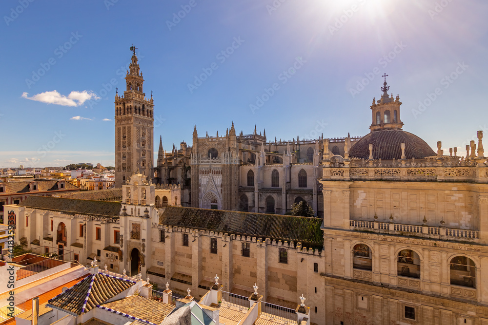 Vista aérea de la fachada norte de la Catedral gótica de Sevilla con la Giralda a la izquierda