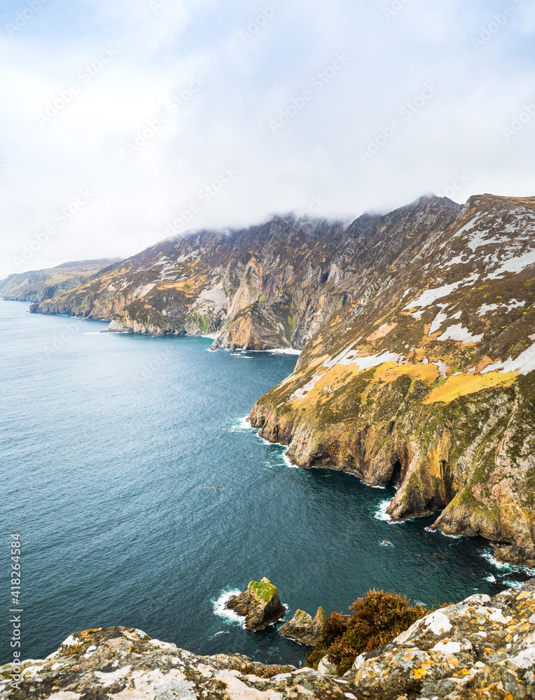 Fototapeta premium Slieve League in Irland Meer Ozean Küste Atlantik Klippen Felsen Landschaft Natur / Ireland Sea Ocean Coast Atlantic Cliffs Rock Landscape Nature beach sea view in Ireland ocean Coast. Atlantic cliff