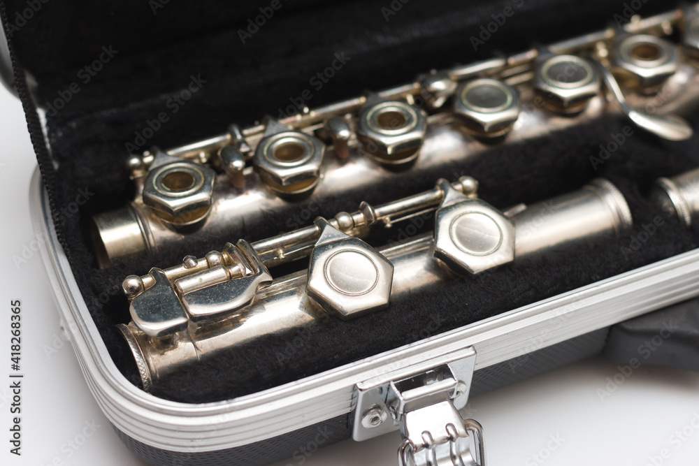 Obraz premium Open case with a flute lying in it with large keys close-up