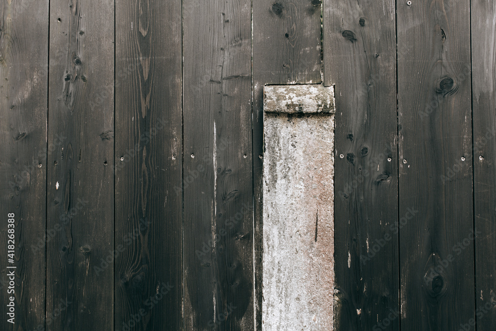 Alte Holzwand mit Beton Pfeiler