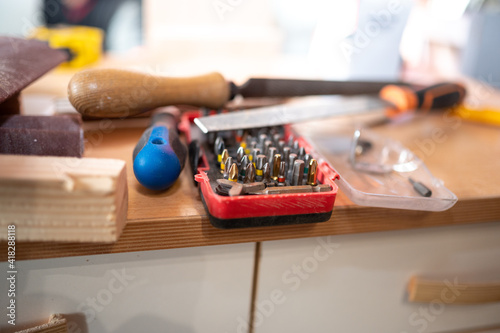 Une boite à embouts et des outils photo